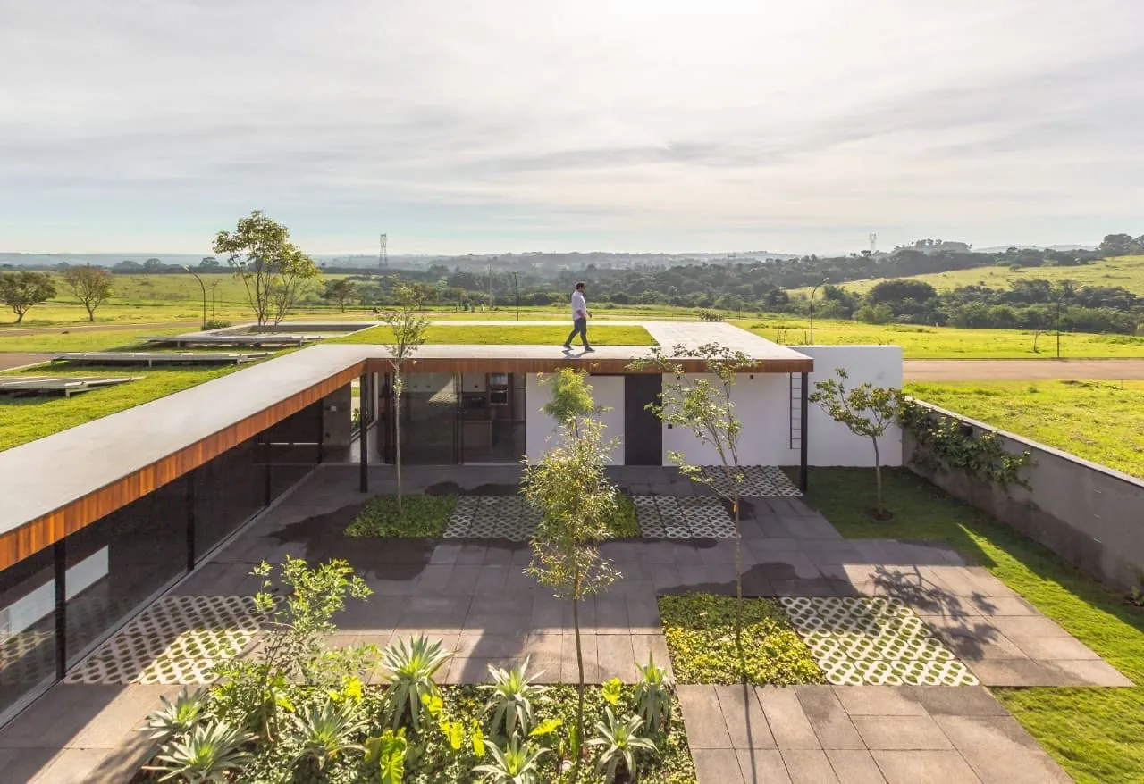 Casa com jardim e terraço arborizado projetado pela Leticia Fortuna